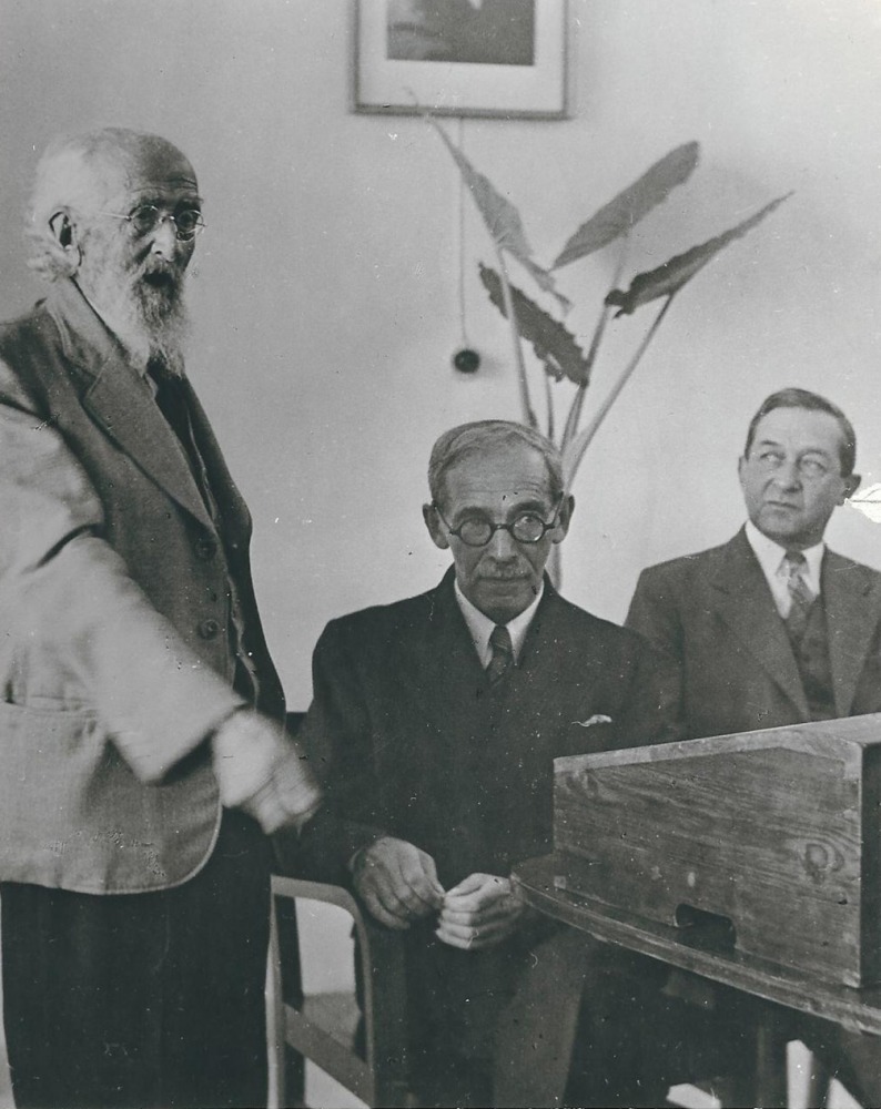 חנוכת הפקולטה 1942  הדיקן הראשון פרופ' אלעזרי וולקני יושב באמצע לידו מישהו מהחלוצים הבילויים 